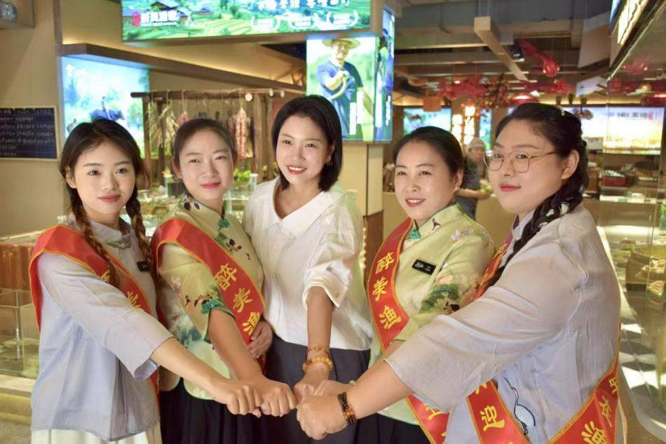 5年新开4家餐厅，留守女孩蜕变网红“掌柜”